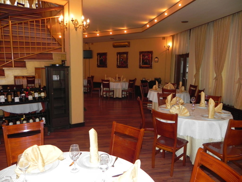 Hestia Hotel Кълъраш Екстериор снимка