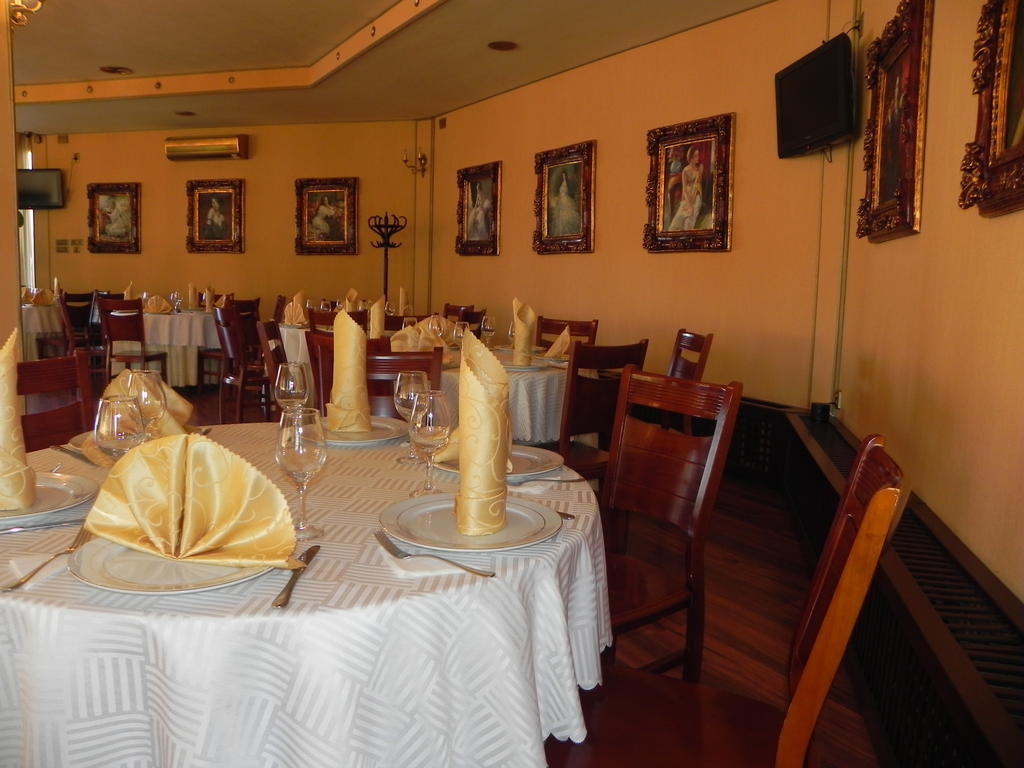Hestia Hotel Кълъраш Екстериор снимка